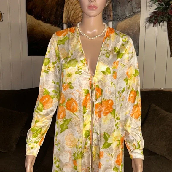 Virginia Wallace • Vintage • Medium • Yellow/Orange/Brown • Floral • Nightgown